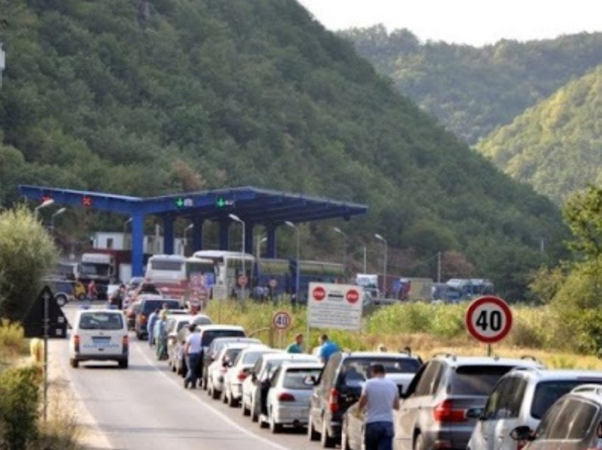 Kolona dhe pritje deri në 40 minuta te Dheu i Bardhë