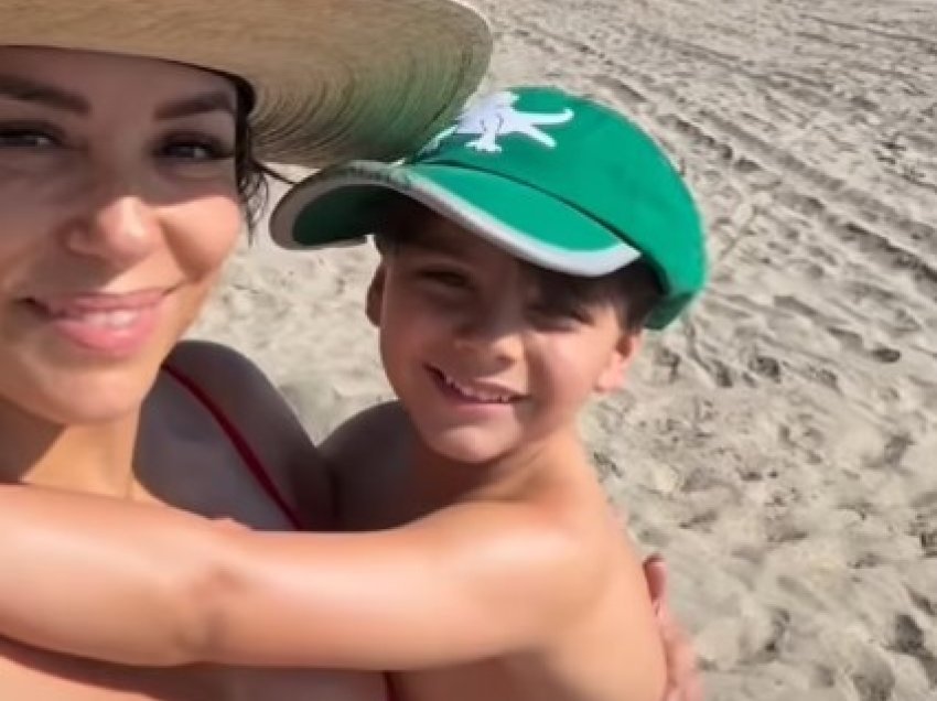 Eva Longoria shfaq linjat mahnitëse me bikini, ndërsa shijon diellin në Marbella me djalin e saj