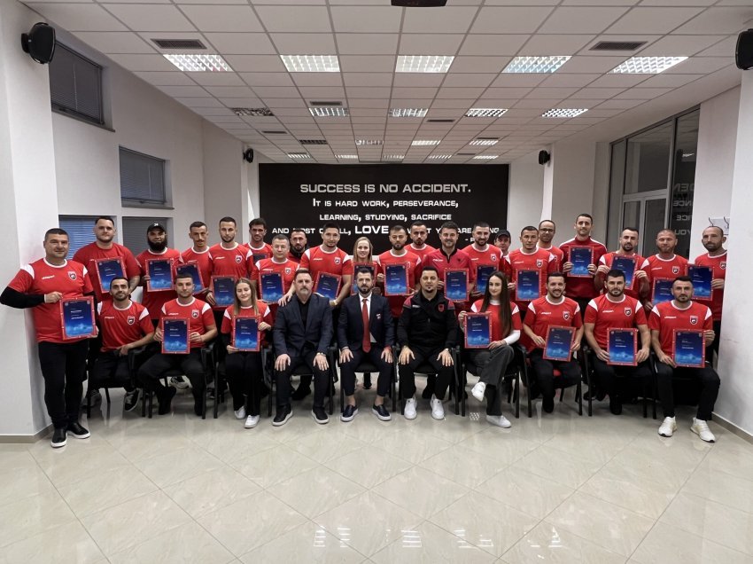 Mbyllet me sukses edicioni i parë i kursit UEFA B në Elbasan