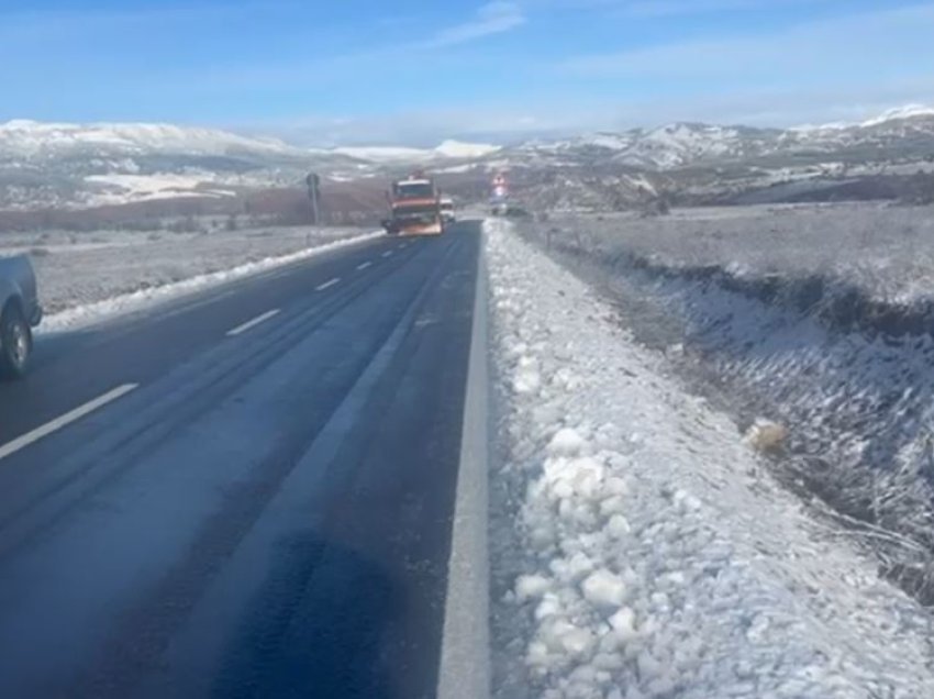 Dëbora “mbulon” Korçën, trashësia arrin në 10 cm! Temperaturat zbresin në minus