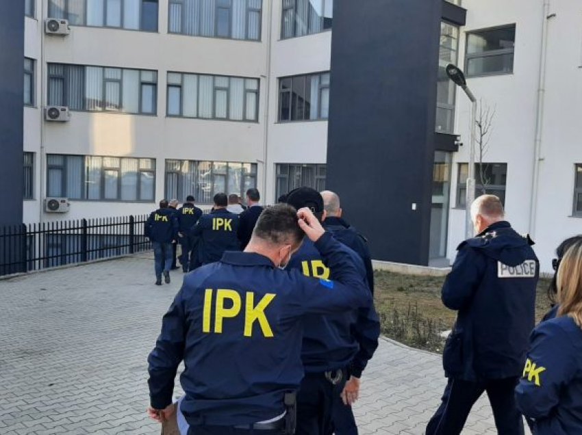 Këta janë tre policët e suspenduar për rastin e dhunës ndaj të arrestuarit në Ferizaj