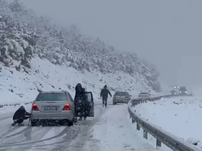 Reshje të dendura bore, disa automjete të bllokuara në aksin Kukës-Krumë