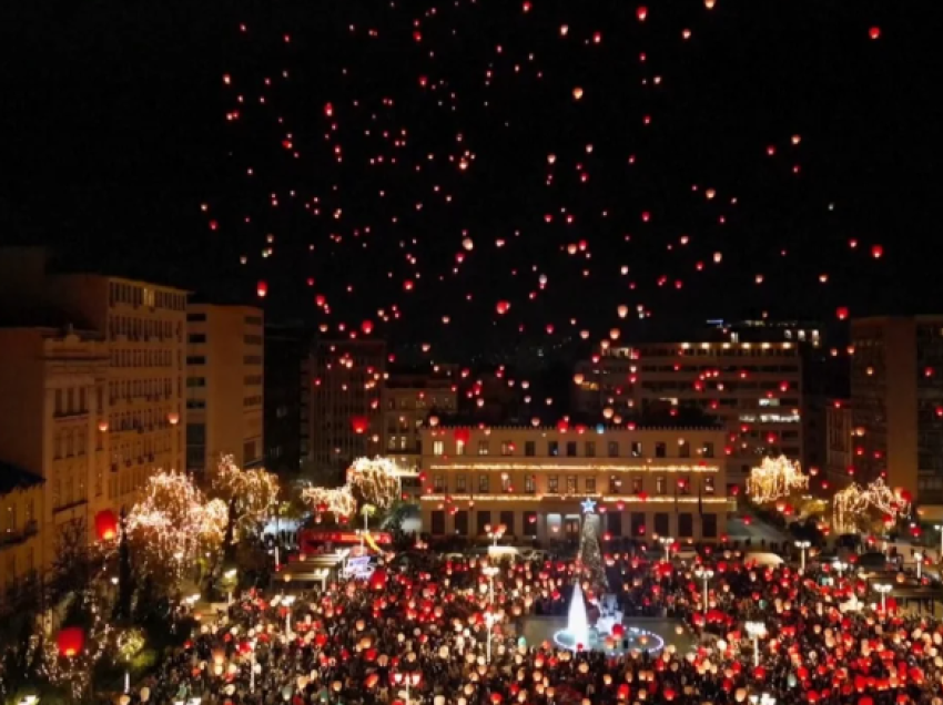 Krishtlindjet, Athina mbushet me fenerë! Mesazhe shprese dhe paqeje