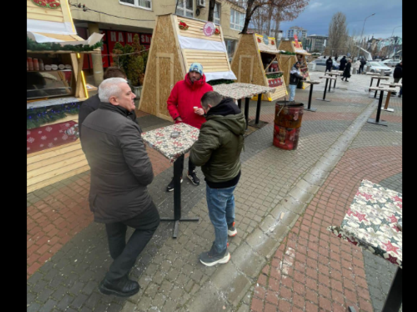 Pasi nuk u lejua të shkoj në Luginë, Sveçla viziton këndin e shtëpizave dhe disa biznese në veri