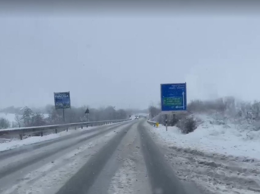 Vështirësi në qarkullim pas reshjeve të borës, ministria thotë se rrugët janë të kalueshme