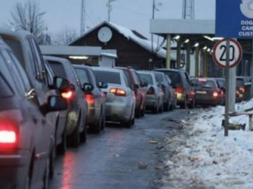 Kolonat vazhdojnë tek Dheu i Bardhë, pritjet deri në dy orë