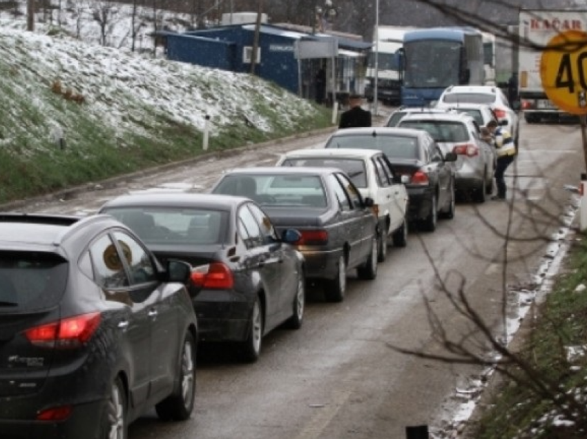 Mbi një orë pritje tek pikat kufitare në Merdarë dhe tek Dheu i Bardhë