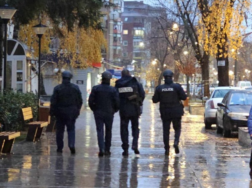 Arrestohen dy të dyshuar në Prishtinë: Policia sekuestron armë zjarri dhe thika