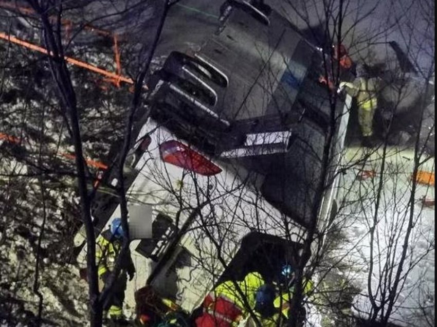 Norvegji: Autobusi me 70 persona përfundon në det