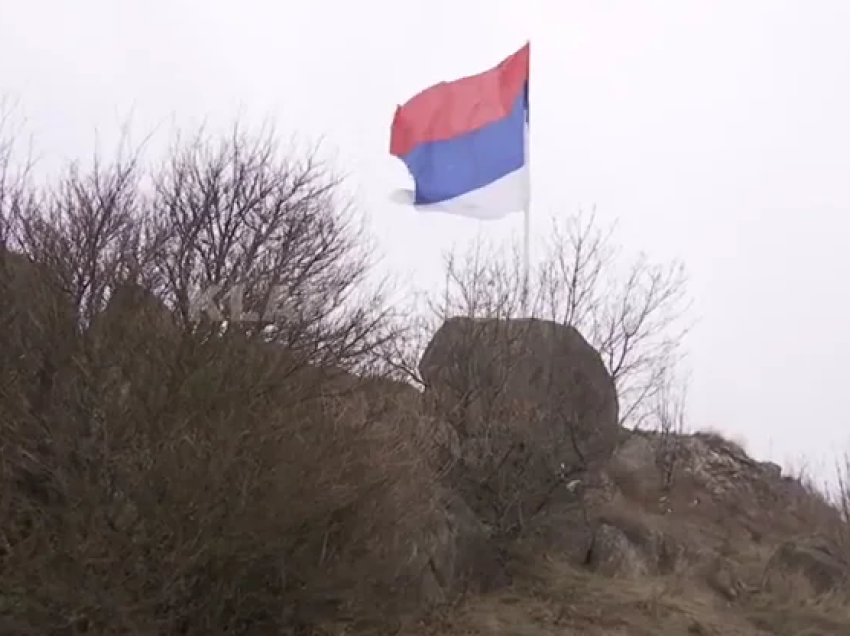 Vendoset sërish flamuri i Serbisë te Kalaja e Zveçanit