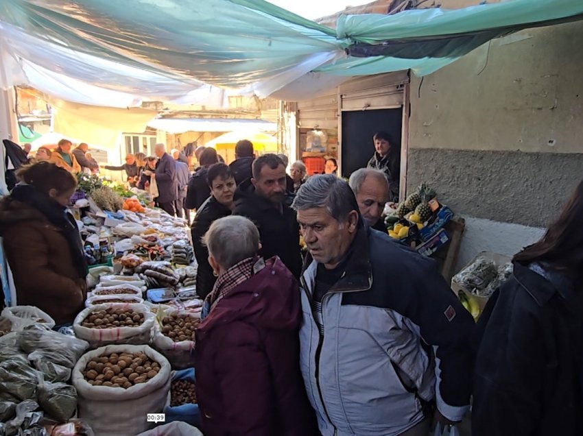 Qytetarët në Vlorë ankohen për çmimet e ushqimeve, shitësit: Ka rënë fuqia blerëse