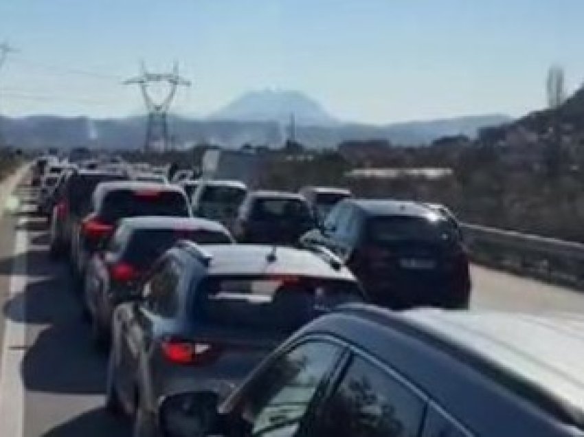 Trafik i rënduar në autostradën Tiranë- Elbasan, 4.7 km radhë, makinat qëndrojnë një orë pa lëvizur