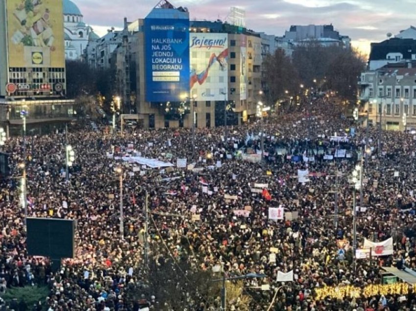 “Po i shembet çatia”, protestat masive e sulmet terroriste kundër Kosovës – ja pikat e dobëta të Vuçiqit!