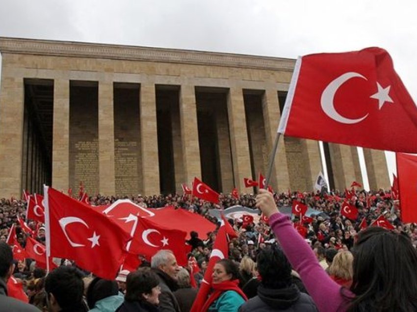 Mijëra turq në protestë në Ankara, kërkojnë rritje të mëtejshme të pagës minimale