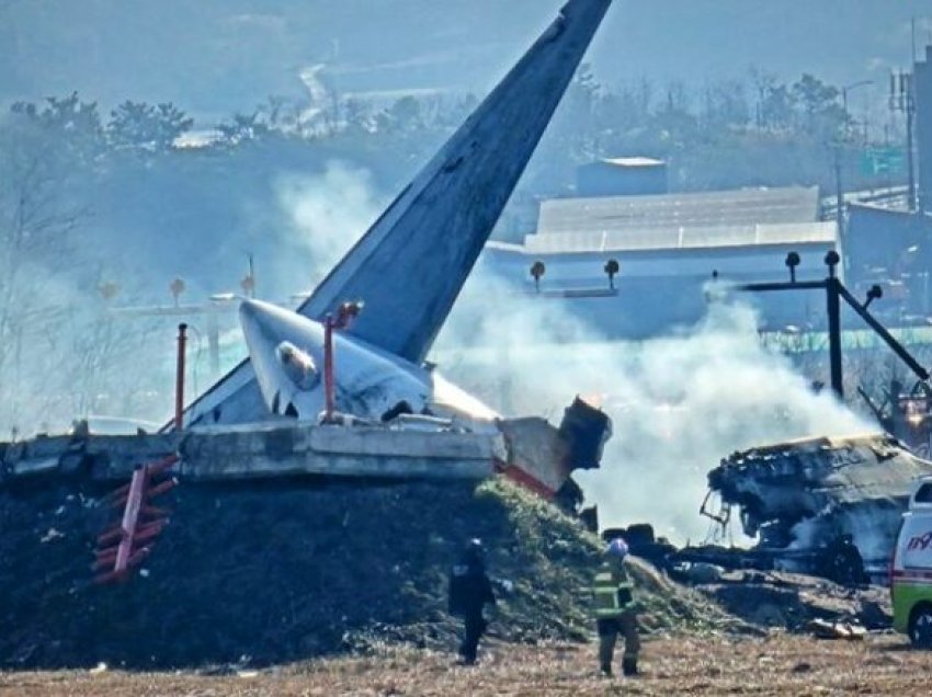 Vetëm dy anëtarë të ekuipazhit i mbijetojnë rrëzimit të aeroplanit në Korenë e Jugut, gjendeshin në ‘bisht’ të fluturakes