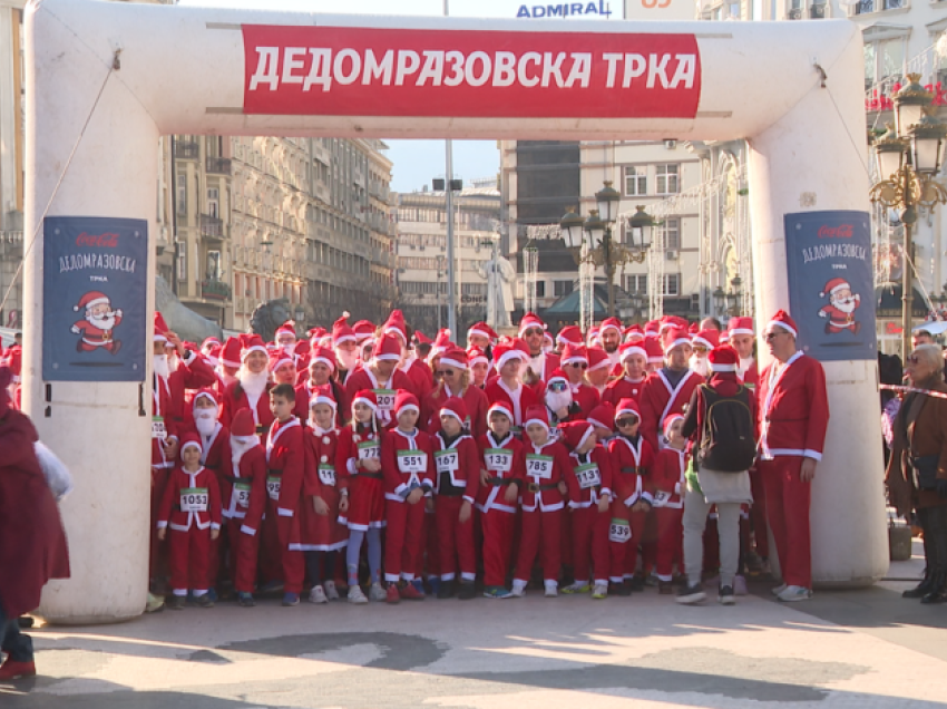 Qindra pjesëmarrës morën pjesë në vrapin tradicional në sheshin e Shkupit të veshur si babadimër