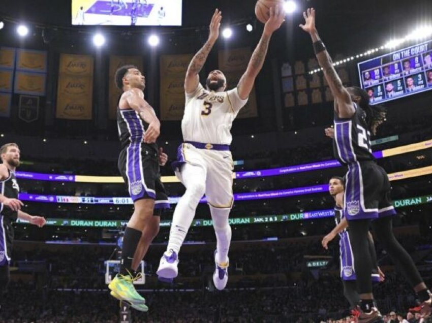 Davis shkëlqen në mungesë të LeBron James, Lakers triumfojnë ndaj Kings