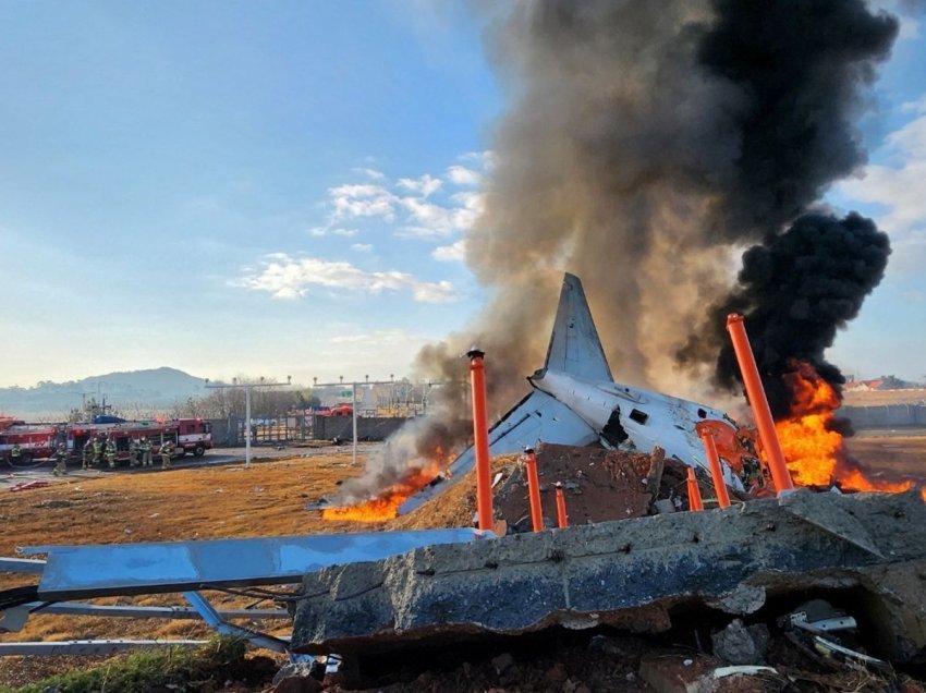 Të paktën 96 të vdekur dhe dhjetëra të zhdukur pas rrëzimit të avionit në aeroportin e Koresë së Jugut