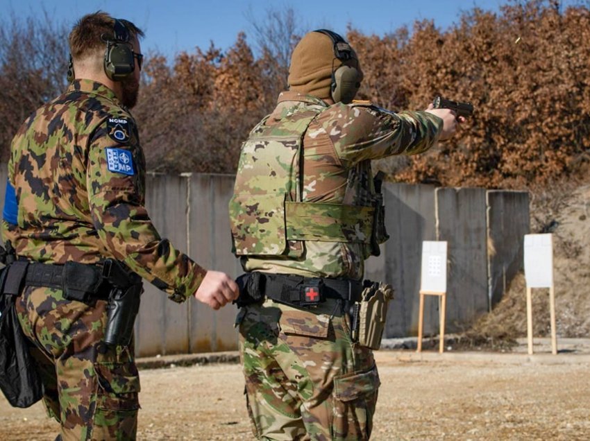 Ushtarë të Policisë Ushtarake të KFOR-it përfundojnë trajnimin për armë bashkë me anëtarë të Policisë Ushtarake të Zvicrës