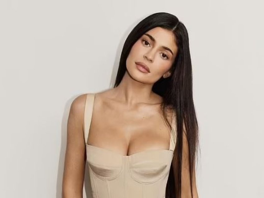 Kylie Jenner mahnitë me fizikun e saj