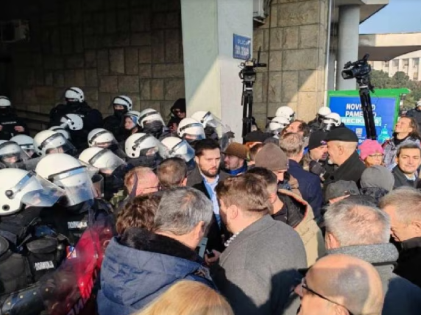 Trembëdhjetë të akuzuar në Serbi për incidentin në stacionin e trenit në Novi Sad që nxiti protesta masive