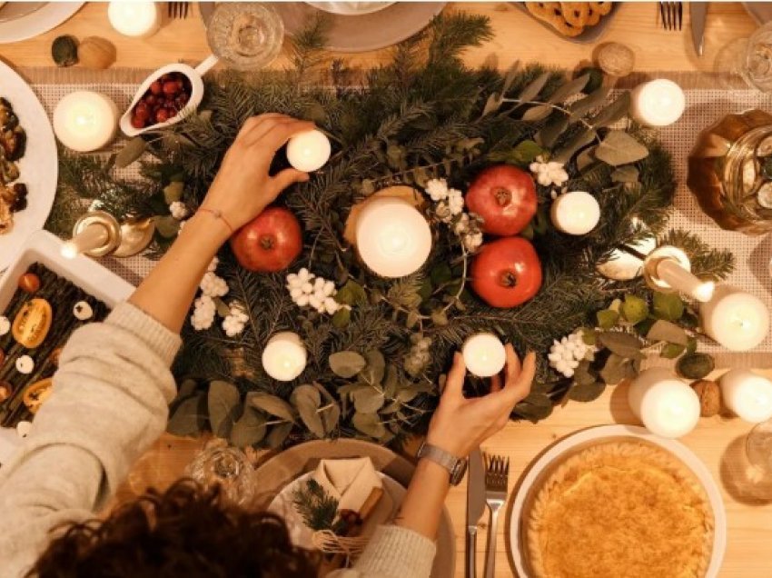 Një udhëzues si të menaxhoni komentet e sikletshme që bën fisi në tryezën festive të fundvitit