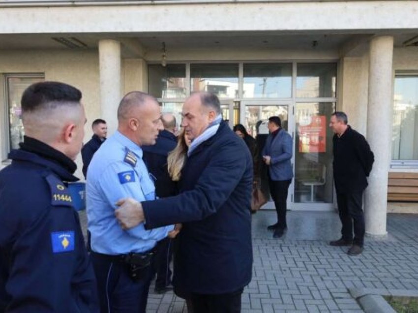 Enver Hoxhaj takon policinë, ekipin emergjent dhe zjarrfikësit në Suharekë: Respekt dhe mirënjohje për superheronjtë tanë