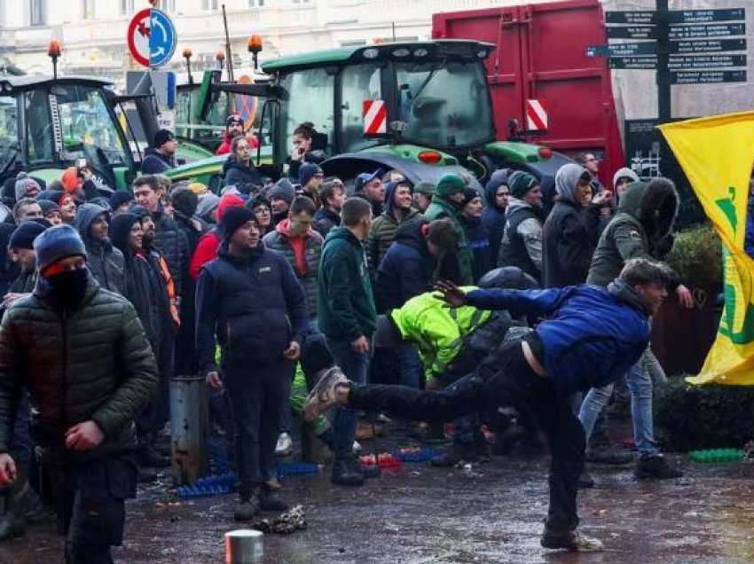 Fermerët i vënë zjarrin dhe sulmojnë barrierat pranë samitit të BE-së