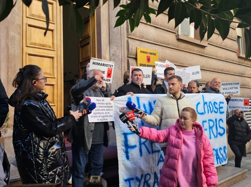 “Respektoni vullnetin e popullit!” – Në burg për blerje votash, mbështetësit e Fredi Belerit protestë në Gjykatën Kushtetuese