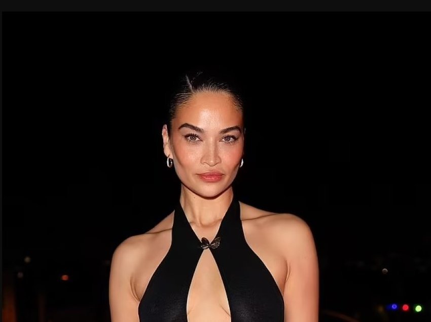 Shanina Shaik magjeps me një fustan të zi, ndërsa largohet nga një festa e çmimeve “Grammy”