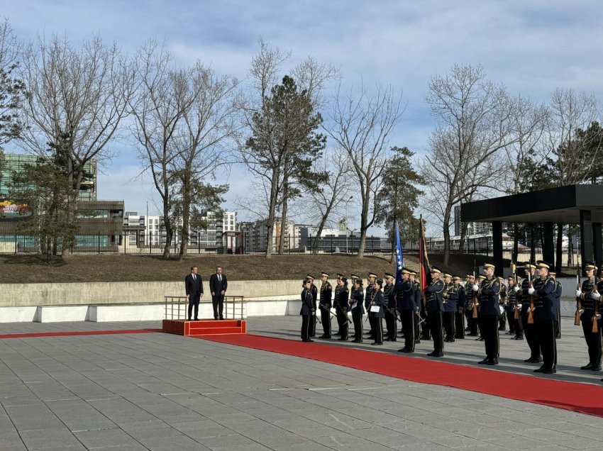 Pas takimit me Osmanin e Kurtin, ministri gjerman pritet me ceremoni zyrtare nga Maqedonci, shkëmbejnë edhe dhurata