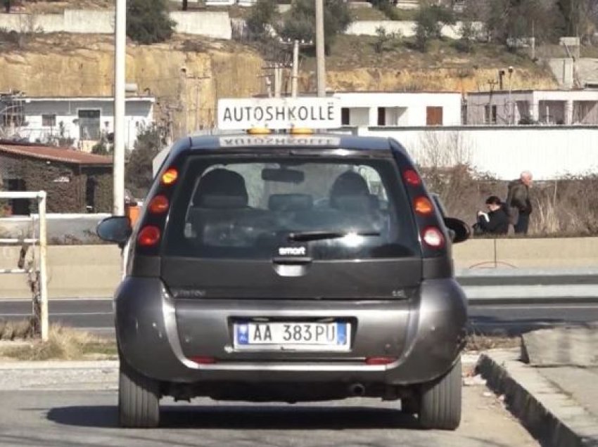 Autoshkollat bojkotojnë punën! Protestojnë para Drejtorisë së Patentave, kërkojnë transparencë për shtrenjtimin e patentave