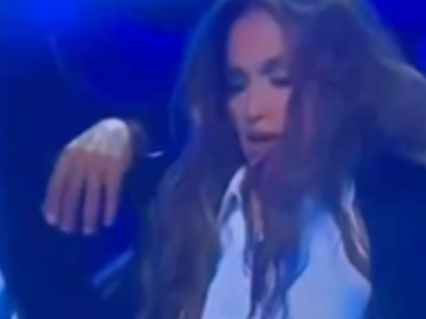 Bëhet viral momenti i sikletshëm për JLO – i bie një tufë flokësh nga koka gjatë performancës