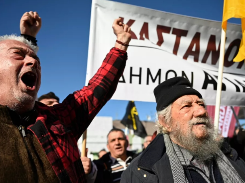 Fermerët grekë përshkallëzojnë protestën, vendosin të bllokojnë rrugët dhe doganat e vendit! 7 kërkesat ndaj qeverisë Mitsotakis