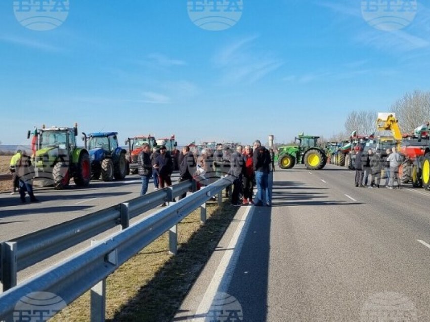 ​Fermerët grekë dhe bullgarë vazhdojnë protestat kundër politikave bujqësore