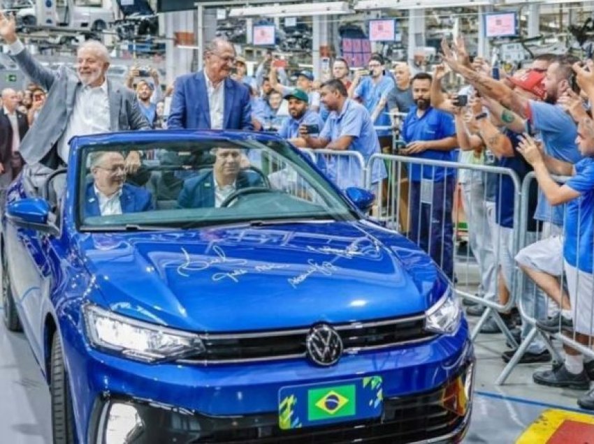 Presidenti brazilian viziton fabrikën e gjigantit gjerman, Volkswagen me veturë speciale në nderim të tij