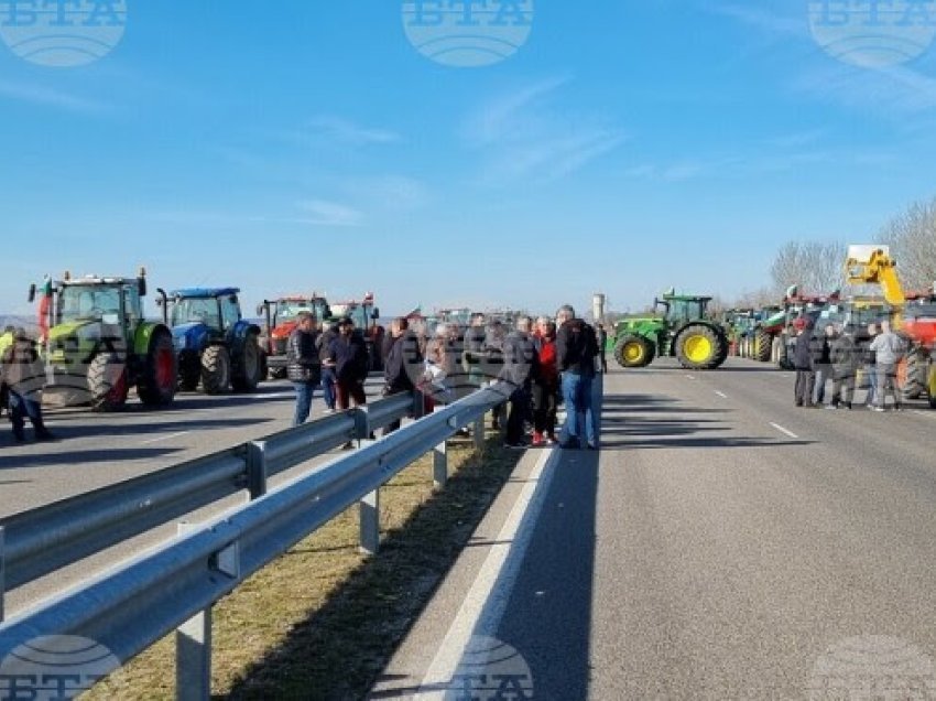 Fermerët protestues do të bllokojnë rrugët anembanë Bullgarisë për të dytën ditë me radhë