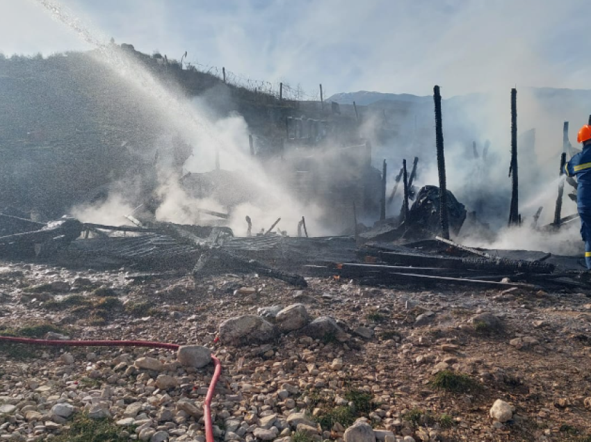 Merr flakë baraka në Gjirokastër, shpëtohen anëtarët e komunitetit rom