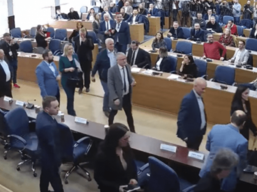 Seanca për anulimin e vendimit për këmbimin e pronave, asambleistët e LDK-së e Rama lëshojnë sallën