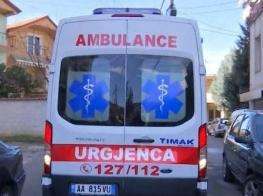 Aksident në Fier, motomjeti del nga rruga, 34-vjeçari përfundon në spital