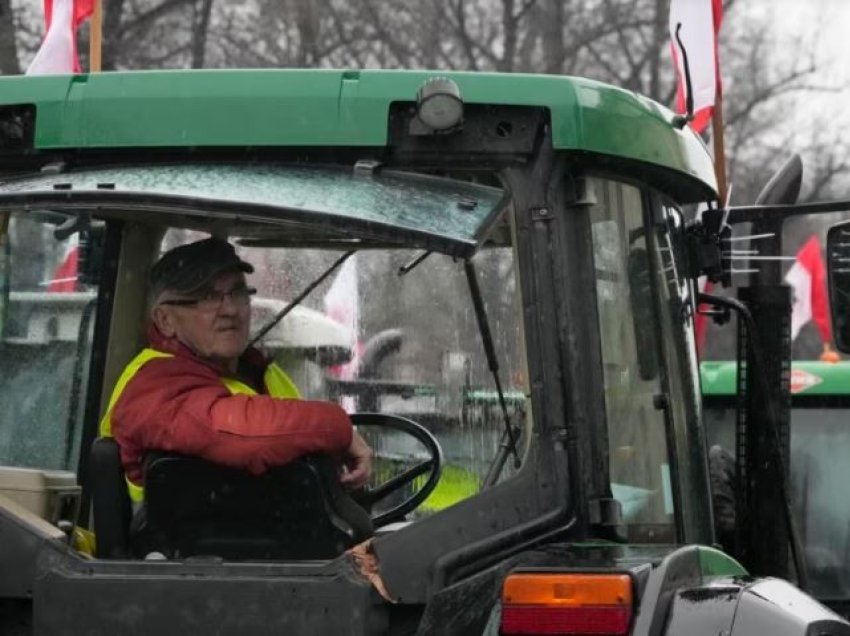 Fermerët polakë në grevë, bllokojnë kufirin me Ukrainën