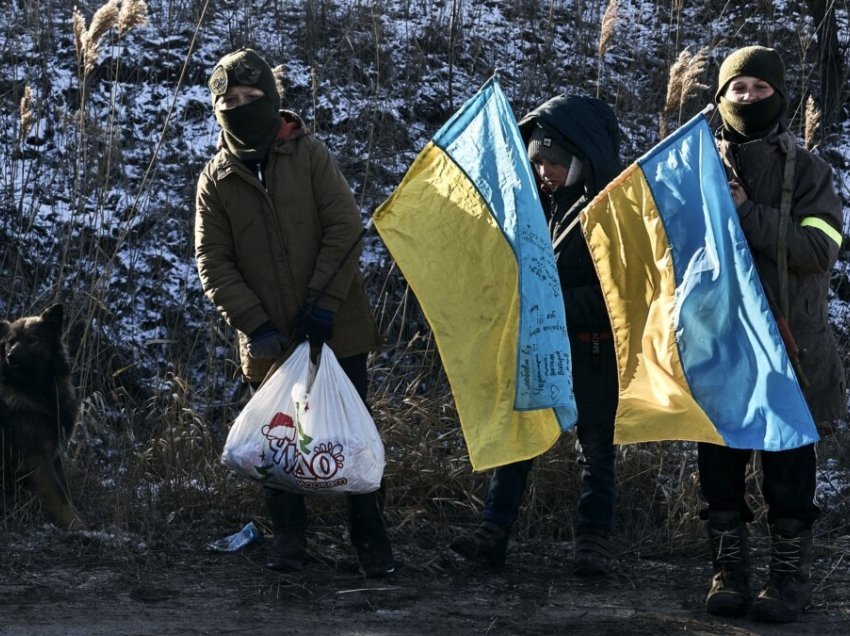 Rusia “ndërton kampe ushtarake rinore për të indoktrinuar fëmijët ukrainas”