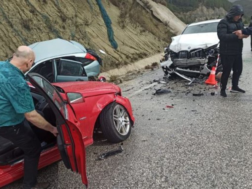 Aksident në Memaliaj, një person humbi jetën, dy të tjerë u plagosën! 