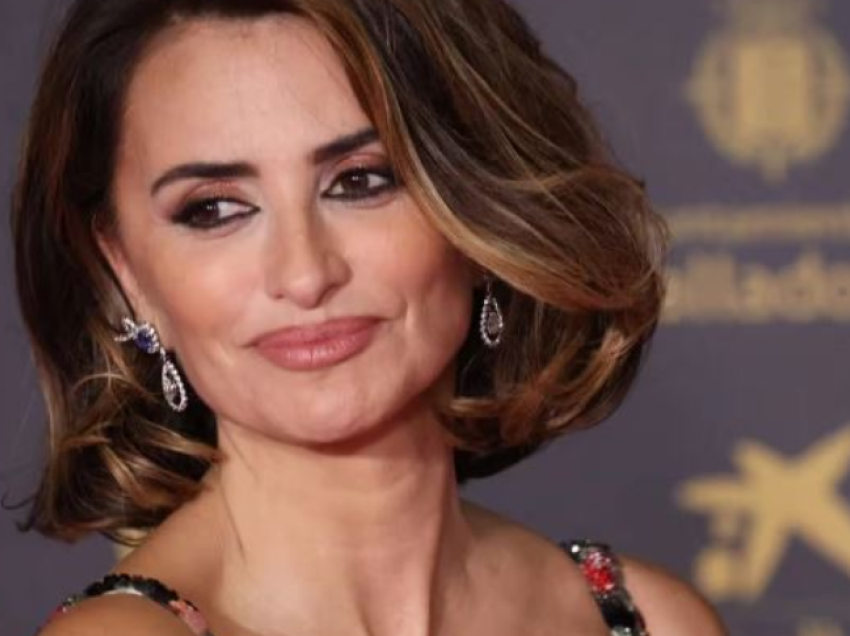 Penelope Cruz shfaqet me një fustan të rrallë, u deshën 1260 orë që të krijohej