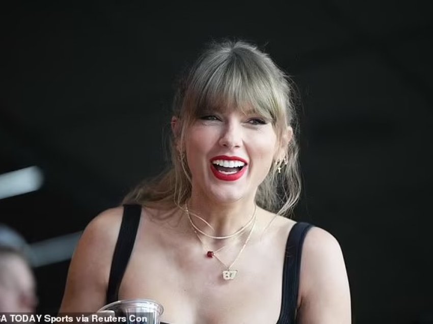 Taylor Swift mban me krenari gjerdanin ’87’ me vlerë mbi 4 mijë dollarë, në lojën e madhe të të dashurit të saj Travis Kelce