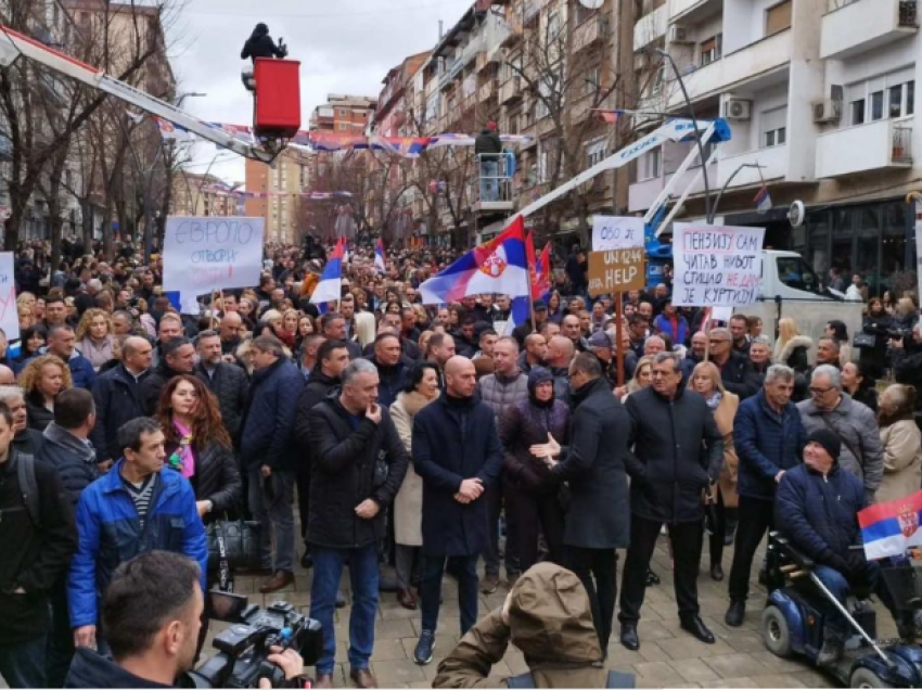 “Grafitet e protestat në veri, mesazh për tensione”