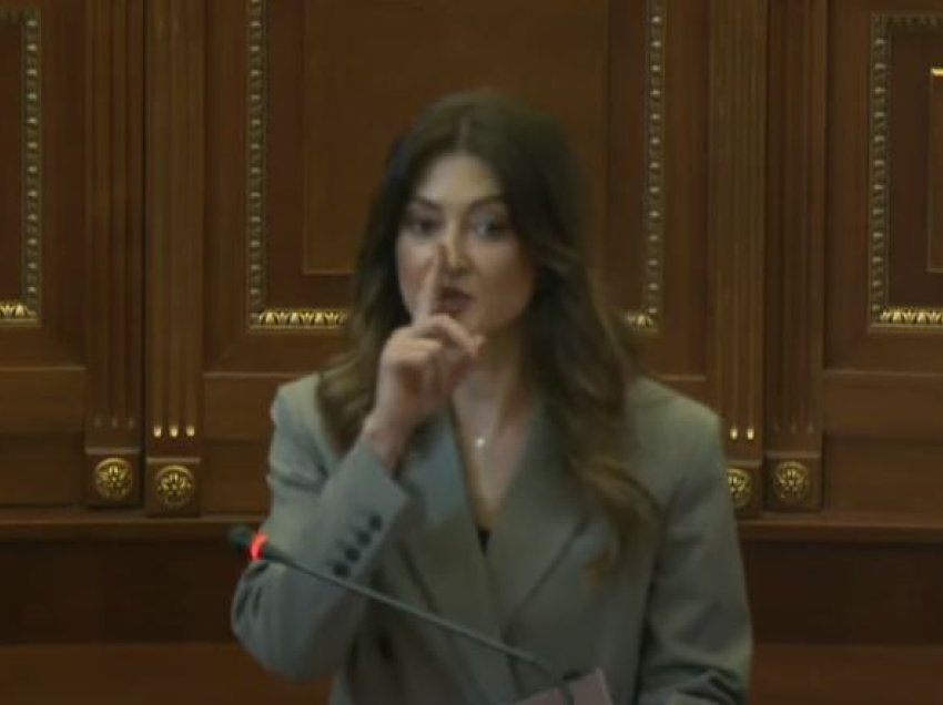 LIVE: Tensione në Kuvend/ “Ti, veç mshele!”, deputetja e PDK-së i drejtohet dikujt nga Lëvizja Vetëvendosje në Kuvend