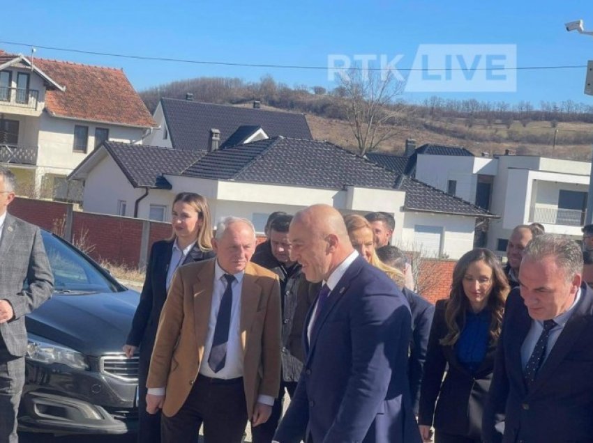 Haradinaj e Limaj bëjnë homazhe në Prekaz