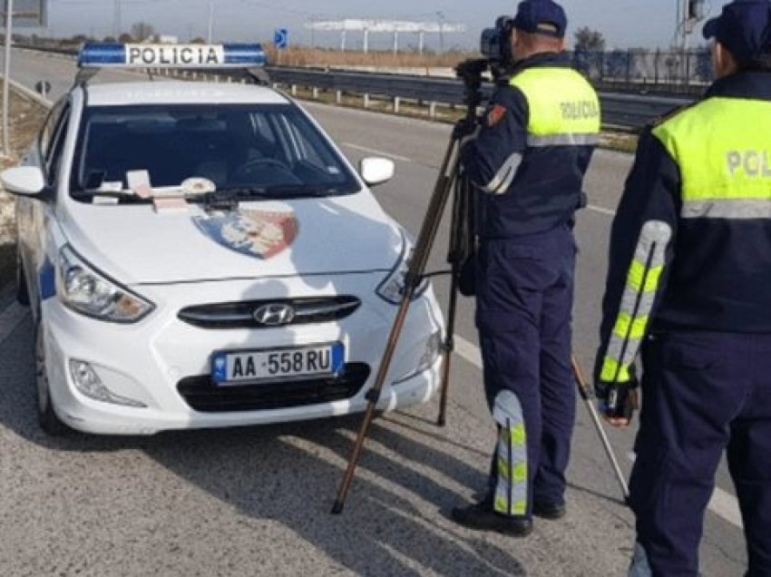 Hodhi mbeturina në rrugë nga makina, gjobitet me 400 mijë lekë