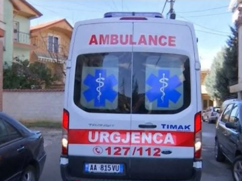 Plagosja me thikë në Kavajë, 55-vjeçari transportohet në spital